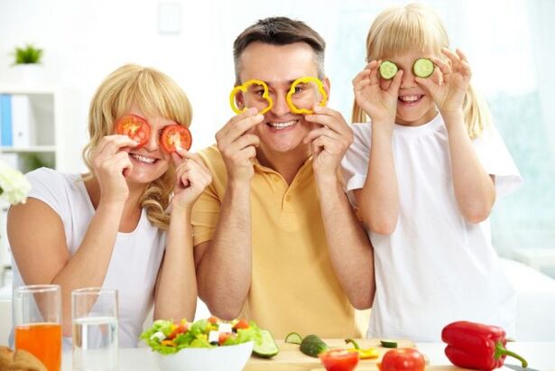 ģimene ēd dārzeņus gastrīta gadījumā