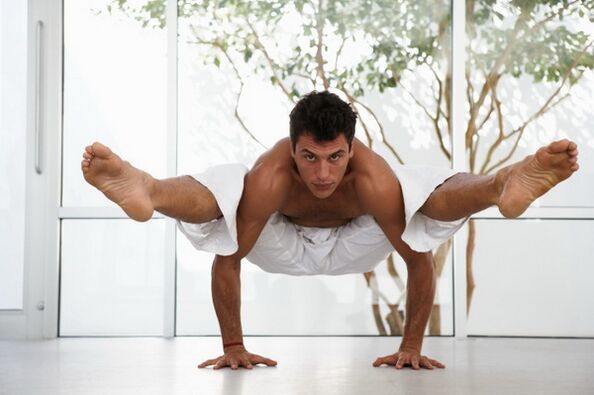 Papildus svara zaudēšanai spēka joga rada skaistu muskuļu definīciju
